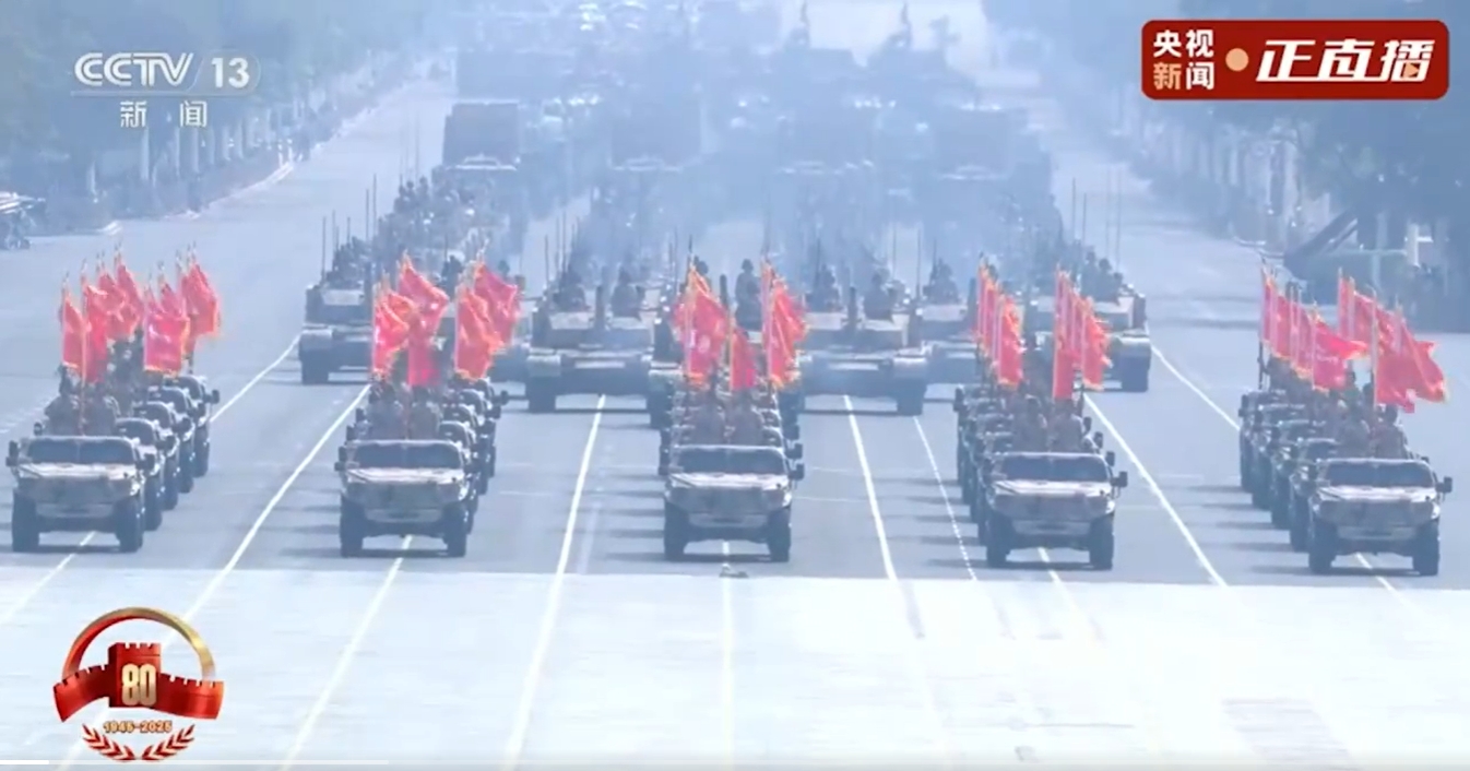 Эти 115 военных машин Dongfeng Mengshi на плацу из Хубэй!